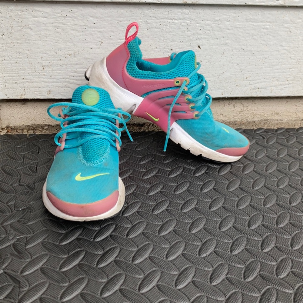 Gently worn Nike training running shoes size 6Y